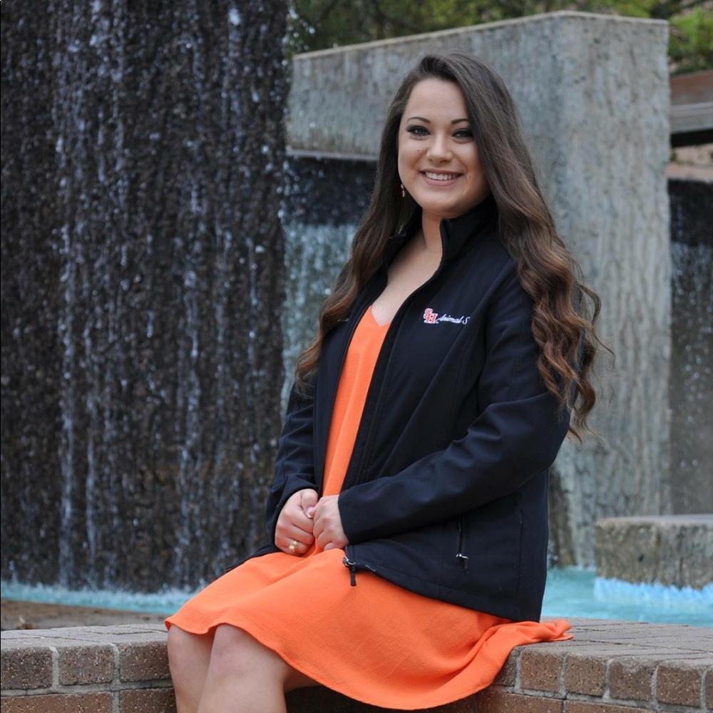 Meet your Posher, Elizabeth